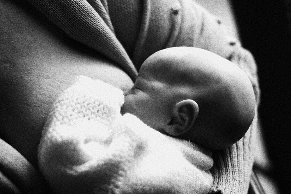 Newborn Feeding Guide: Breastfeeding, Formula, and Common Challenges